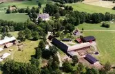Flygfoto över Mortorps kyrka med omgivningar.