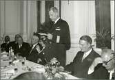 Landshövding Erik Von Heland håller tal för Generaldirektör Erik Upmark med flera på invigningsmiddagen på stadshotellet i Karlshamn.