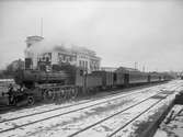 NOJ lok 28.  Ånglok med tåg. Loket tillverkat 1916 av Motala Verkstad med axelföljden 1C-2.Tillverkningsnummer577. Högsta hastigheten var 80 km i timme. Såldes 1946 till Sveriges Järnvägar, fick littera  SJ L29 1782. Skrotades 1963.