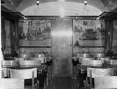 Restaurangvagn SJ Ro3 3747. Fondväggen i matsalen är klädd med intarsior skapade av konstnären Ewald Dahlskog. Motivet till vänster visar en vy från Stockholm,  och det till höger Göteborg.
Skylt: Nödbroms