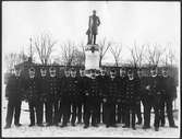 Gruppfoto av personal vid centralstationen, ståendes framför staty av Nils Ericson.