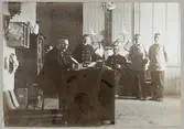 Personalen vid Södra järnvägsstastionen Örebro omkring 1900-1904.