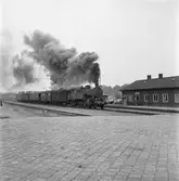 Mörrum station anlagd 1886. Envånings stationshus i trä. Expeditions- och övriga tjänstelokaler byggdes om 1946 samtidigt som bostadslägenheten moderniserades  På spåret står lok SJ S2 1307 med tåg. Omlittererat 1942 från SJ Sb 1307.