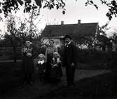 Edv. Petterssons familj med huskatt.