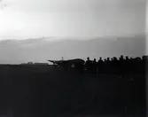 Folksamling vid ett gammalt flygplan - Doktor Thulins flyguppvisning.