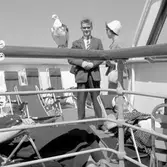 M/S Trelleborg, resande i vilstolar på soldäck, duva på reling