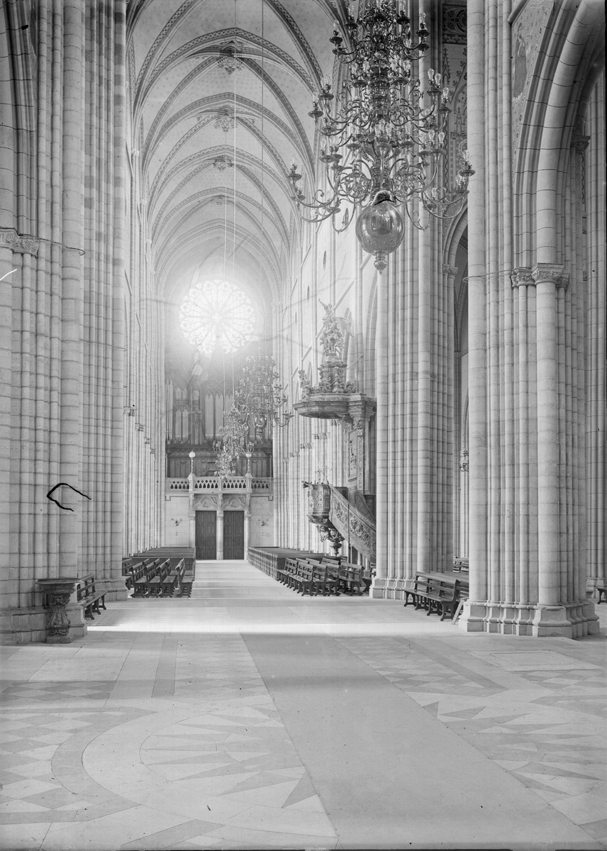 Henri Osti's Fotografiateliér, Vy mot orgelläktaren efter restaureringen, Uppsala domkyrka, Uppsala 1911