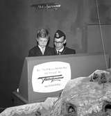 Statens Järnvägars, SJ, modelljärnväg. Kronprinsen med skolkamrater från Broms skola besöker modelljärnvägsutställnigen, på Gröna Lund.