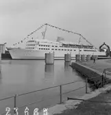 Statens Järnvägar, SJ. M/S Trelleborg flaggskrudad vid färjeläget med anledning av Trelleborg - Sassnitz 50 års jubileum