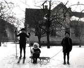 Erik, Olle och Mia Bäckström ute i snön.