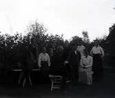 Sittande folk, kafferep hos Johanna som är syster till någon som heter Therese.