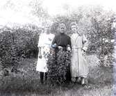 Jenny Svensson och systerdotter i trädgården.