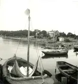 Badhytter, båtar, tandläkare Sandbergs hus. Gamla lilla lotsbåten vid bryggan närmast.