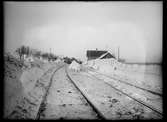 Snöig bangård vid oidentifierad station.