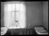 Interiörbild från överliggningshus för järnvägspersonal. Sovrum.