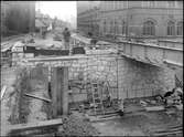 Vid byggnationen av vägporten över Trollebergsvägen i Lund, 1931. Plintar för landfästet i söder nedlagda för nedspåret.