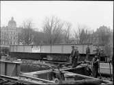 Vid byggnationen av vägporten över Trollebergsvägen i Lund, 1931. Lossning av bron för det nedgående spåret.