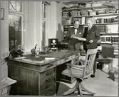 Lennart Tolin och Överinspektör Bo Ytterberg vid det då planerade TGOJ-museet i Skogstorps stationshus.