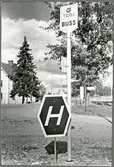 Högertrafiksskylt vid Trafikaktiebolaget Grängesberg - Oxelösund Järnvägars hållplatsskylt för vägbussar.