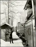 Transporter mellan AB Järnförädling och Hälleforsnäs. Trafikbiträdet Paul Stenius signalerar stopp till lokomotorföraren, stationsförman Anders Olsson. Trafikaktiebolaget Grängesberg–Oxelösunds Järnvägar, TGOJ Z4 9.