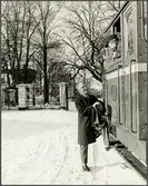 Trafikaktiebolaget Grängesberg–Oxelösunds Järnvägar, TGOJ Z4 9 på väg in på AB Järnförädlings industriområde. I lokomotorns förarhytt sitter stationsförman Anders Olsson, stående utanför syns bruksdisponent Hans Rudberg.