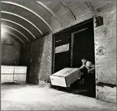 Folke Lundin lastar en godsvagn vid AB Järnförädling.