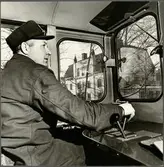 Förarhytten i lokomotor tillhörande Trafikaktiebolaget Grängesberg–Oxelösunds Järnvägar, TGOJ Z4, som användes vid transporter för AB Järnförädling. Här på AB Järnförädlings område. I bakgrunden syns Herrgården 