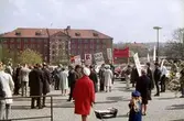 Många personer står samlade på Stadshusplatsen för Black Powerdemonstration, okänt årtal. I bakgrunden, på andra sidan Göteborgsvägen, ses Svalöfsbolaget (Allmänna Svenska utsädesaktiebolaget). Black Power växte fram i USA på 1960-talet.