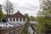 Byggnadsdokumentation av Papyrusskorstenens rivning 2015-05-08. Här har den rasat ihop och skorstenen är för alltid borta. Vy från Forsebron över Mölndalsfallen som rinner genom hela industriområdet. Byggnaden till vänster var Papyrus gymnastiksal (Byggnad 217) på Norra Forsåkersgatan 2 B.