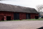 Ladugård med stråtak på Lilla Tingby gård.