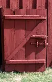Dörr på byggnad vid Lilla Tingby gård.