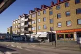 Vy från spårvagnshållplatsen mot Centrumhuset på Göteborgsvägen 1-5 (Havskatten 3), år 2015. Dokumentation av platsen innan rivning och nybyggnation.