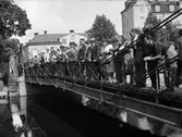 Folksamling på Järnbron, sannolikt i samband med simtävling i Fyrisån, Uppsala 1940