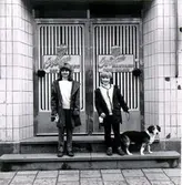 Vid ingången till Östmans hårvård.