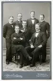 Ateljéporträtt - Sju män iklädda kostym, skjorta med ståkrage. Stående från vänster: Harald Falk, David Nylund, Elias Stenius, Yelverton Tegner och sittande: Manne Ekman, Albert Falk samt en oidentifierad man, Uppsala 1902