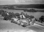 Flygfoto över Barnarp i Jönköpings kommun. Nr H 1915.