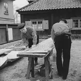 Plåtslageriet på Skansen. Personal. Hantverk. I bakgrunden Petissan.
