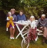 En grupp människor sitter och dricker kaffe i bersån, Kryssgatan 18 (