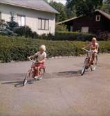 Systrarna Christine och Ingela cyklar på vändplanen i 