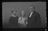 Åkare Alfred Medin med fru och dotter.