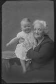 Fru Ruth Randall Edström med barnbarnet Birgitta.