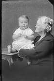 Fru Ruth Randall Edström med barnbarnet Birgitta.