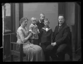Stadsläkare Carl Idar med familj.