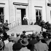 Rydaholms hembygdsförening är på sommarresa 1953. Fru J Böhn, Hörle, står på trappan och talar inför intresserade åhörare.