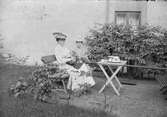 Emma Osti och kvinna i trädgården, Bredgränd 11, Uppsala efter 1893