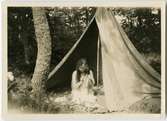 Kvinna som sitter i ett tält