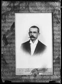 Reprofotografi av ett porträtt av fotografens pappa, Axel Teodor Olsson.
