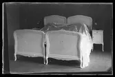 Dubbelsäng tillverkad av Axelssons snickeriverkstad. 
I fotografens anteckningar 