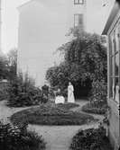 Kvinnor i trädgården, Bredgränd 11, kvarteret Svava, Uppsala före 1914