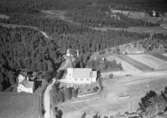 Flygfoto över Valdshults kyrka i Gislaveds kommun. Nr H 1943